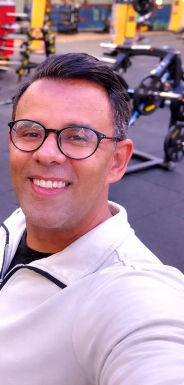 Ton Pires sorrindo na academia