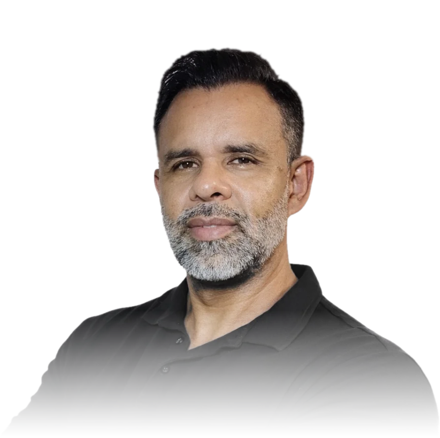 Ton Pires, personal trainer, de braços cruzados com camisa polo preta